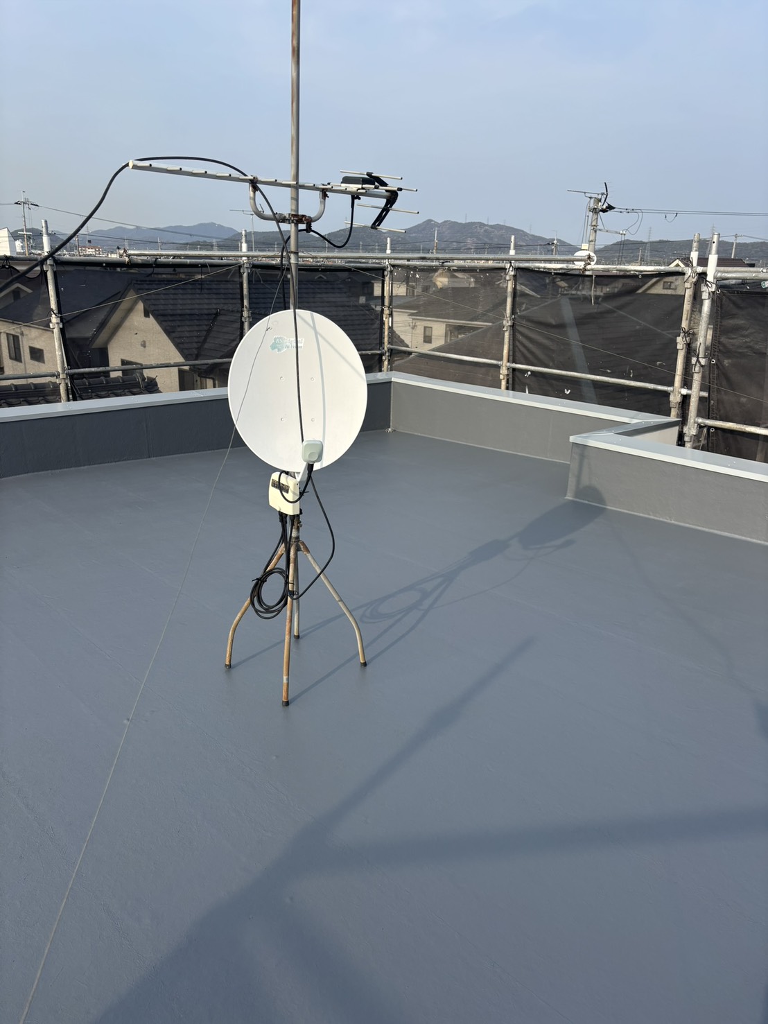 施工後写真：FRPトップコートで仕上げた屋上の床